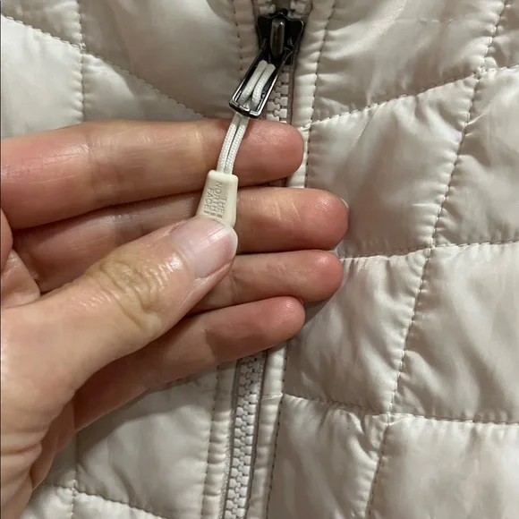 The North Face Women's Off-White Quilted Puffer Jacket - Picture 8 of 9